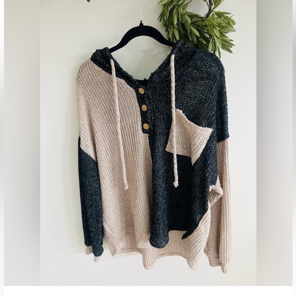 Q Blue buttercup colorblock top hoodie large cream black sweater